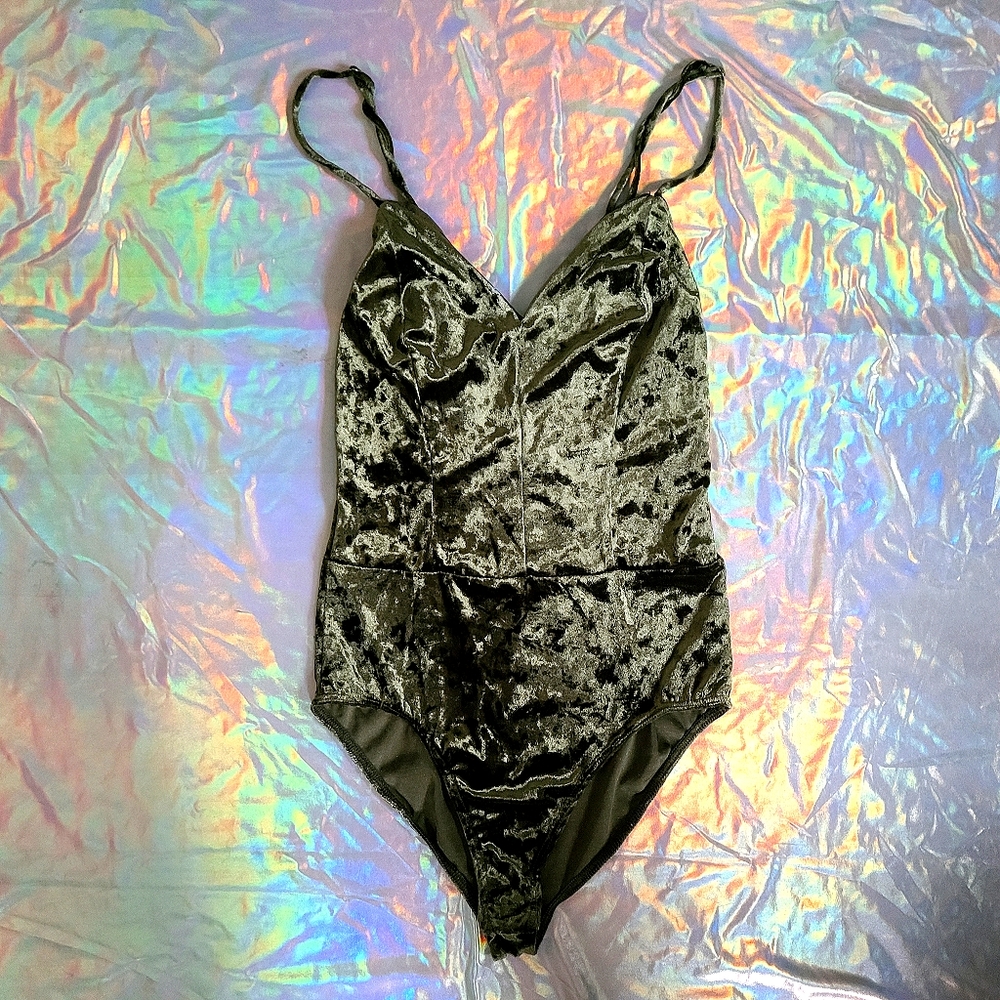 🚫SOLD🚫💸Lulu's Velvet Bodysuit💸
